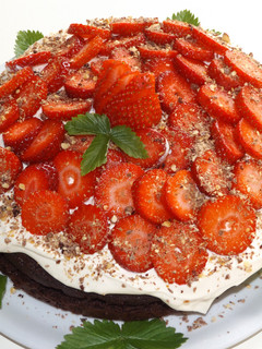 Una foto de Pastel de cacao con fresas y chocolate con avellanas