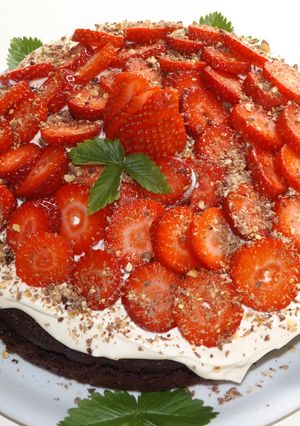Foto principal de Pastel de cacao con fresas y chocolate con avellanas