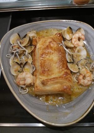 Foto principal de Lomos de merluza en hojaldre con gulas almejas y gambones