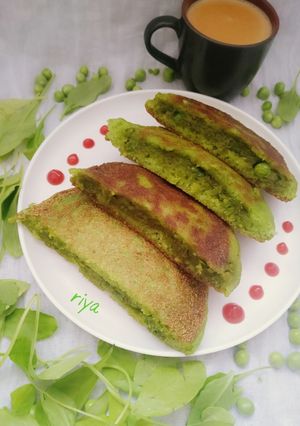 पालक मटर नमकीन पैन केक (Palak matar namkeen pan cake recipe in Hindi) रेसिपी मुख्य फोटो
