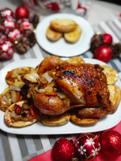 Una foto de Pollo con patatas, fruta y verduras al horno para Navidad 🎄