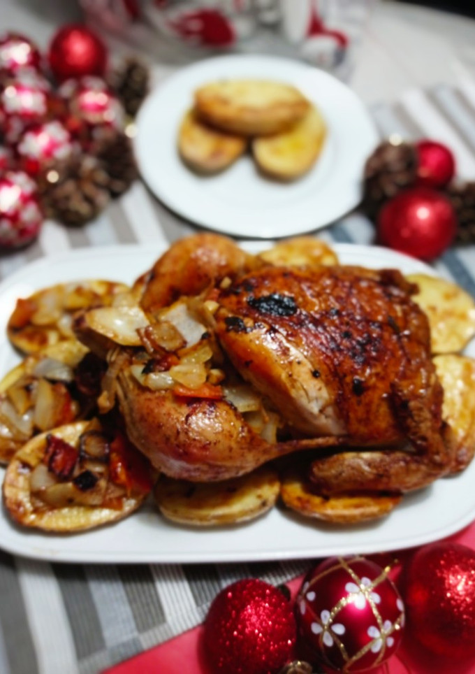 Una foto de Pollo con patatas, fruta y verduras al horno para Navidad 🎄
