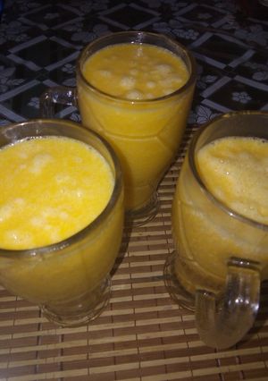 Una foto de Jugó surtido de papaya mango leche y miel