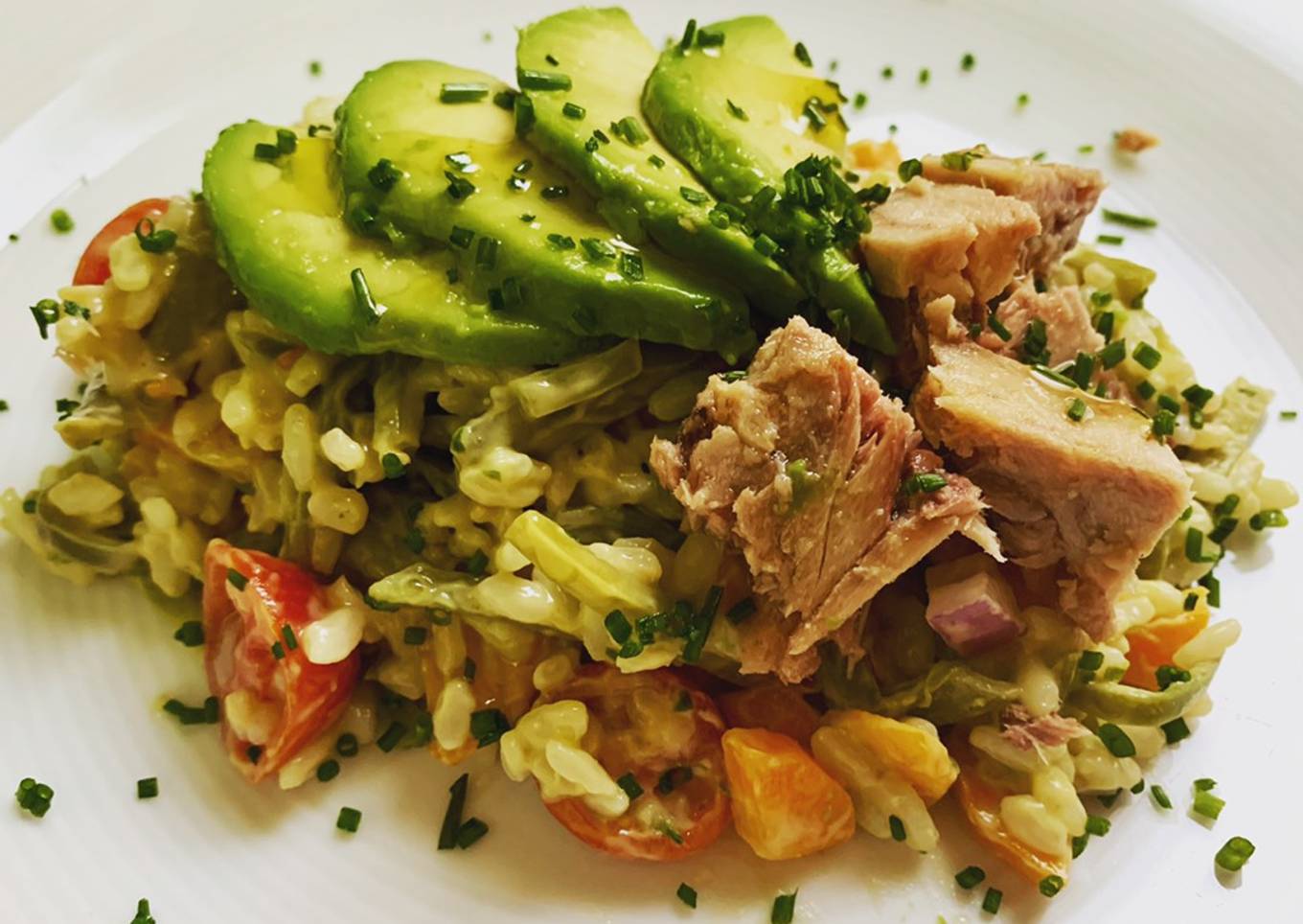 Ensalada de arroz con salsa de aguacate y atún