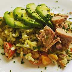 Una foto de Ensalada de arroz con salsa de aguacate y atún