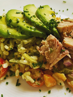 Una foto de Ensalada de arroz con salsa de aguacate y atún