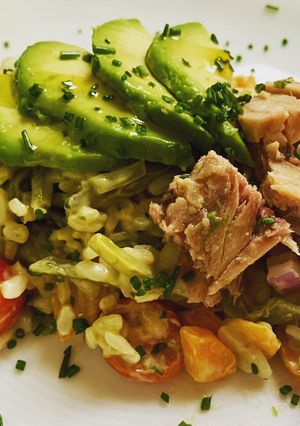 Una foto de Ensalada de arroz con salsa de aguacate y atún