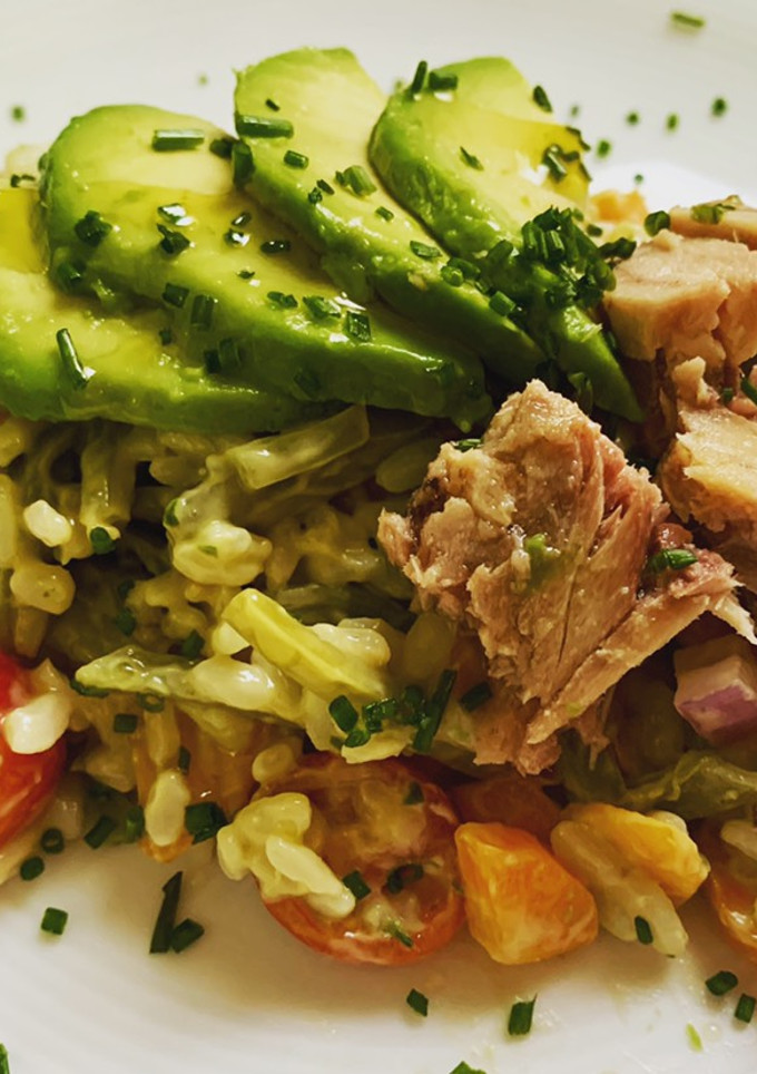 Una foto de Ensalada de arroz con salsa de aguacate y atún