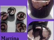 Una foto de mousse de chocolate con cacao