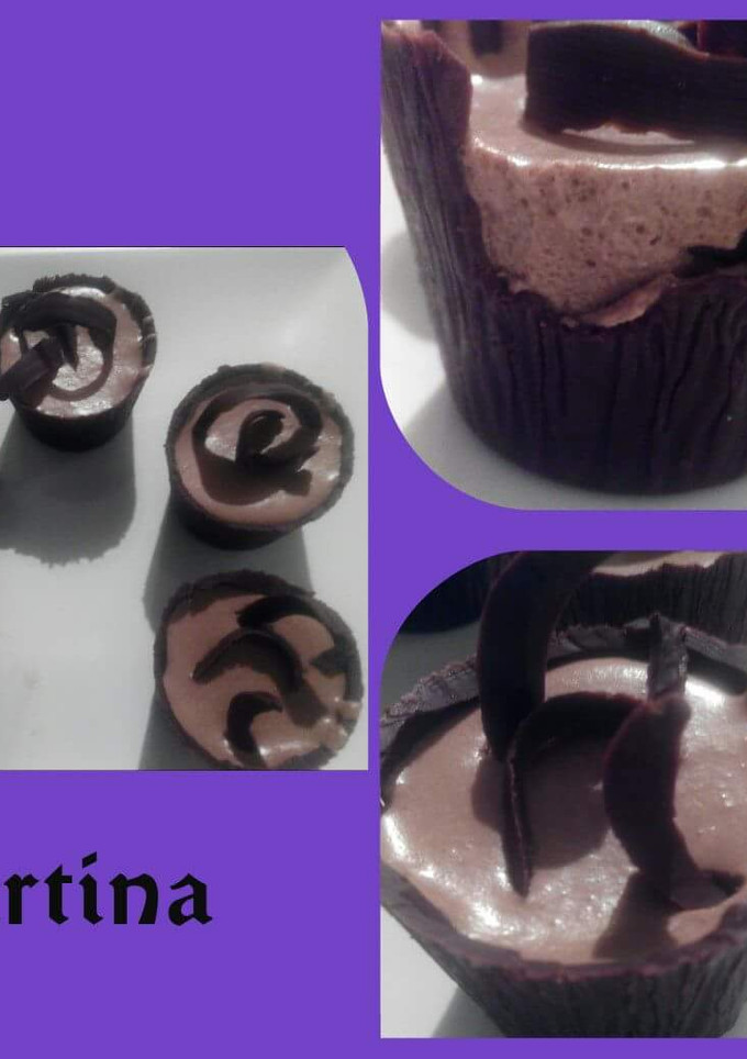 Una foto de Vasos de chocolate rellenos de mousse de nutella