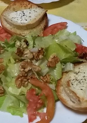 Una foto de Ensalada de queso de cabra