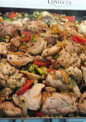 Una foto de Pollo con vegetales en la planchetta
