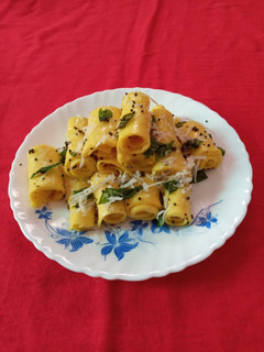 ખાંડવી (કૂકરમાં બનાવેલ)(Khandvi Recipe In Gujarati) રેસીપી મુખ્ય ફોટો