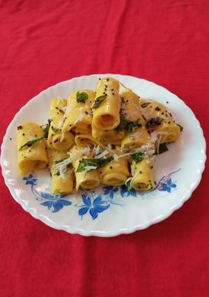 ખાંડવી (કૂકરમાં બનાવેલ)(Khandvi Recipe In Gujarati) રેસીપી મુખ્ય ફોટો