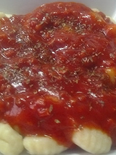 Una foto de Ñoquis con jamón Ibérico y tomate al orégano