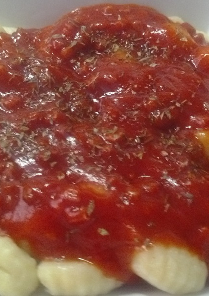 Una foto de Ñoquis con jamón Ibérico y tomate al orégano