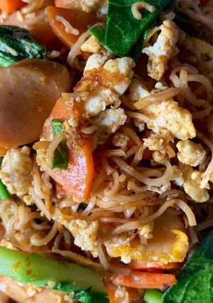 รูปของ มาม่าผัดไข่ ไส้กรอก