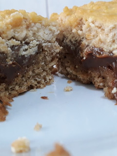Una foto de Tarta de ricota y dulce de leche fit
