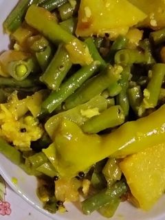 चवळीच्या शेंगांची भाजी (Chavalichya Shengachi Bhaji Recipe In Marathi) रेसिपी चे मुख्य फोटो 