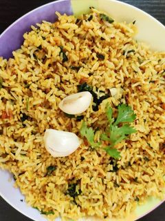 பூண்டு சாதம்  (Garlic rice with leftover cooked rice.) செய்முறை முக்கிய புகைப்படம்
