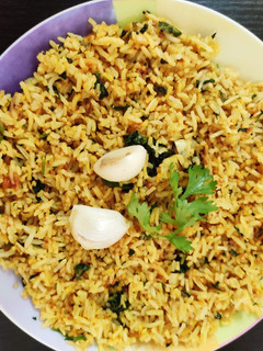 பூண்டு சாதம் (Garlic rice with leftover cooked rice.) செய்முறை முக்கிய புகைப்படம்