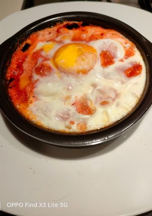 Foto di Uova al forno con sugo di pomodoro, patate, cipolla e formaggio filante