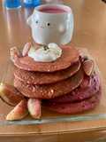 “Betabel velvet pancakes”