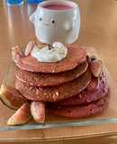 “Betabel velvet pancakes”
