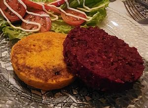 Una foto de Hamburguesas de remolacha, quinoa y porotos colorados