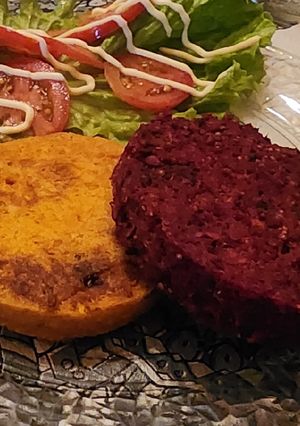 Una foto de Hamburguesas de remolacha, quinoa y porotos colorados