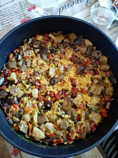 Una foto de Arroz montañés de carne y setas