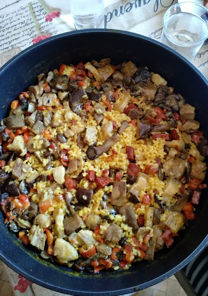Una foto de Arroz montañés de carne y setas