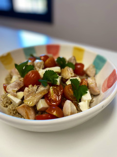 Una foto de Ensalada de quinoa con pollo rápida en 10 minutos!