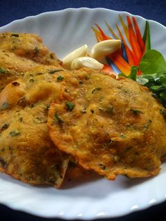 टोमॅटो मेथी पुरी (टोमॅटो methi puri recipe in marathi) रेसिपी चे मुख्य फोटो
