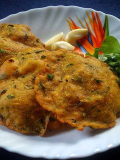 टोमॅटो मेथी पुरी (टोमॅटो methi puri recipe in marathi) रेसिपी चे मुख्य फोटो