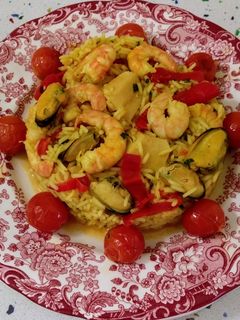 Una foto de Paella de marisco y tomatitos asados