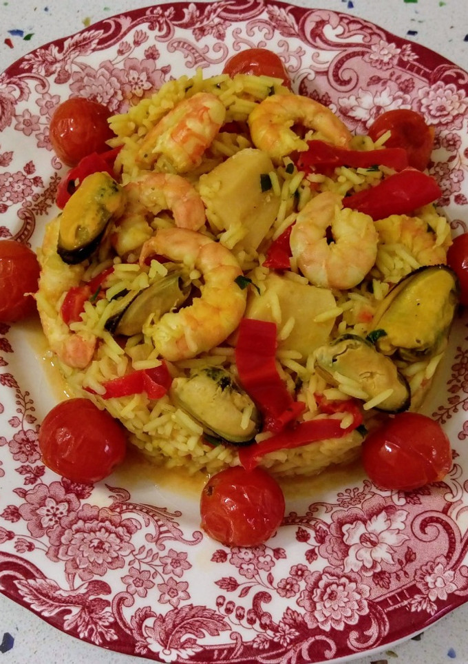 Una foto de Paella de marisco y tomatitos asados