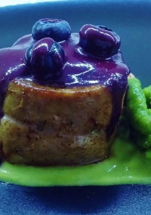 Foto di Filetto di maiale con salsa di mirtilli, spätzle agli spinaci e crema di asparagi