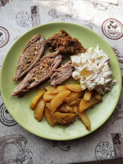 Töltött dagadó fűszeres burgonyával, majonézes krumplisalátával recept fotója
