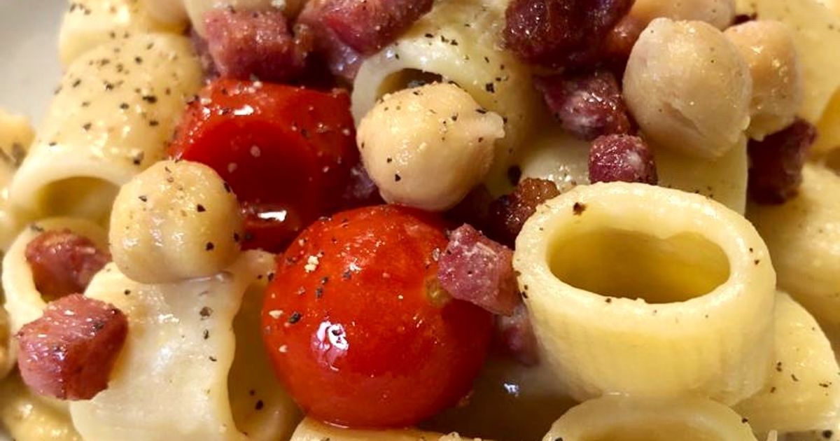 Ricetta Mezzemaniche Con Crema Di Ceci Al Rosmarino E Pancetta ...