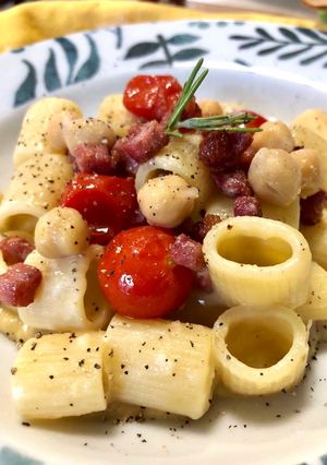 Foto di Mezzemaniche con crema di ceci al Rosmarino e pancetta croccante