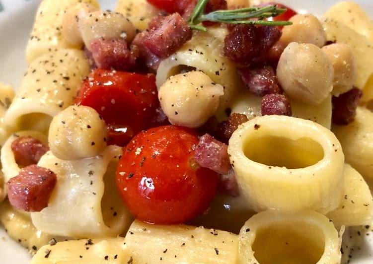 Ricetta Mezzemaniche Con Crema Di Ceci Al Rosmarino E Pancetta Croccante Di Paola Catalano Cookpad