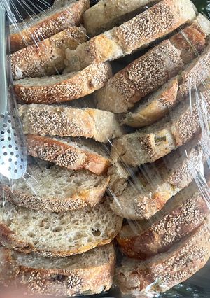 รูปของ ขนมปังsourdough🍞หัวเชื้อหมักเองธรรมชาติ รสมิโซะงาต้นหอม🧄🍞