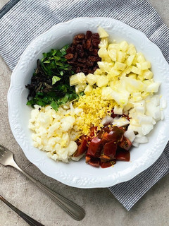 Una foto de Ensalada de coliflor con verduras. Receta vegana
