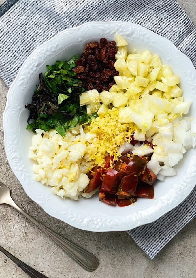 Una foto de Ensalada de coliflor con verduras. Receta vegana