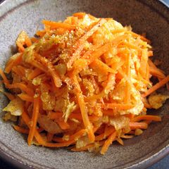 A picture of Carrot & Potato Chips Salad.