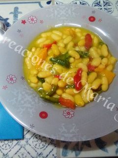 Una foto de Alubias con pimientros tricolor