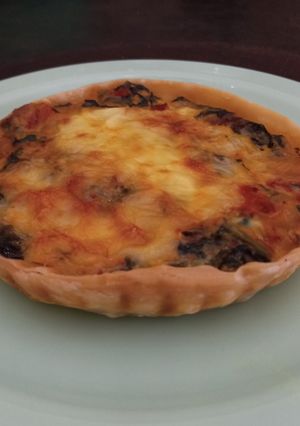 Una foto de Tarta de kale. morrones y ajo asado