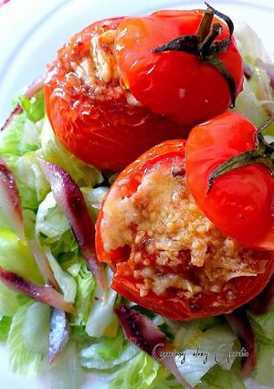 Una foto de Tomatitos medianos al horno rellenos de anchoas y tapenade