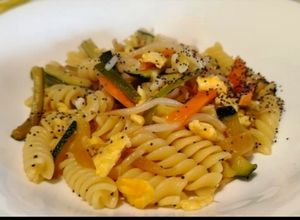 Foto di Fusilli con Zucchine, Carote, Germogli di Fagioli e Cipollotto